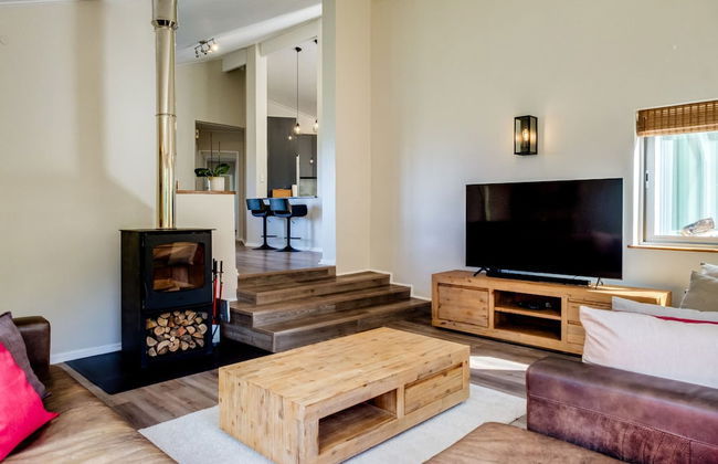 Charming Home With Mountain Views at Rivendell - Photo 7