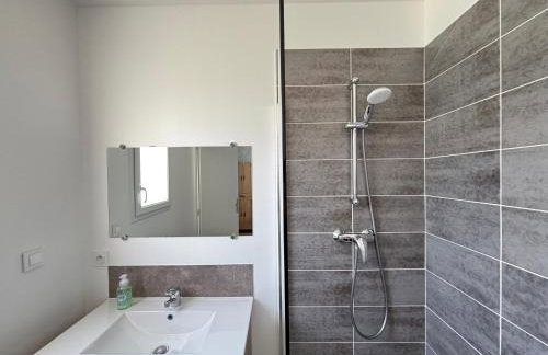 Les Voiles, maison bien équipée 10 p 2 sdb, 2 WC, spacieuse lumineuse avec jardin clos, garage, terrasse, parking privatif, à 950 m de la plage d'Asnelles et tous commerces, près de Bayeux et Arromanches, chiens bienvenus - Foto 10