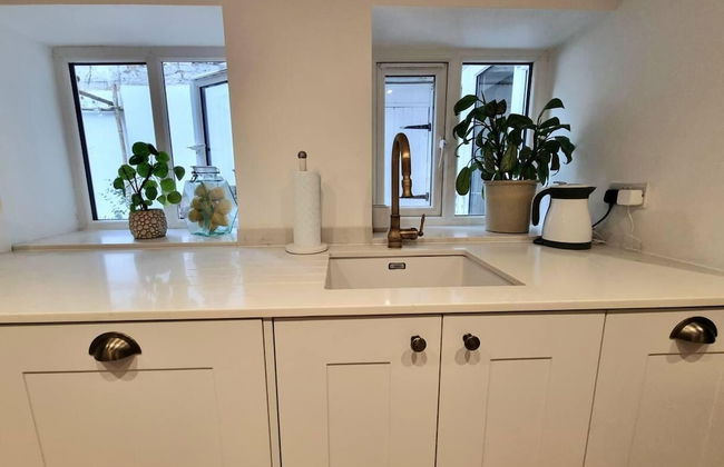 Spacious & Renovated 1-bed Garden Flat in London - Photo 28