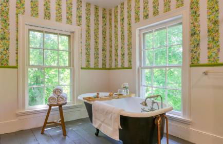 Relax in Style at Historic Modern on Main with Modern Amenities Wooded Views - Foto 22