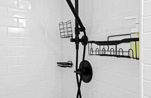 Modern Apartment with Parking & Prime Location - Foto 39