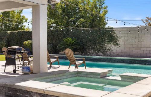 Spacious Home with Private Pool - Photo 13