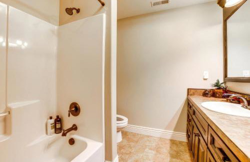 Rigby Gem with Hot Tub Theater Game Room Grill - Foto 20