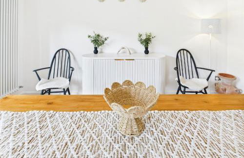 5-Bed Retreat with Hot Tub, Garden & Relaxing Views - Foto 19