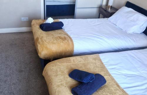 4 Bedroom Group Stay, 3 Bathrooms, Easy Parking - Photo 17