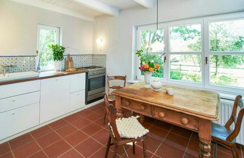 Stylish Apartment In A Historic Country House - Photo 2