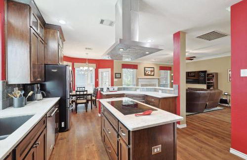 DFW Getaway - 4 Bedrooms Pool Oasis Media Room - Photo 3