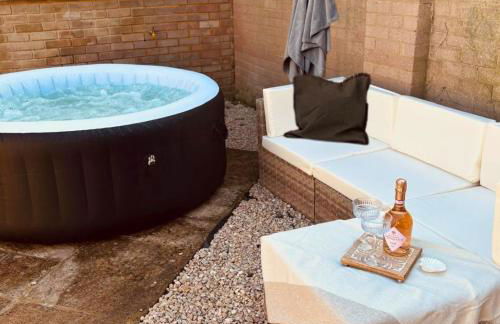 Modern Coastal Retreat, HotTub, Fire Pit, Pets welcome - Photo 13