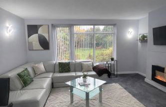 Bright Haven 6 Mins to Airport with Driveway & Garden Sleeps 7 - Foto 10