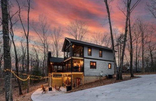 WolfCabin Lux Family Home, Fire Pit, Hot Tub, ADA ramp, ez paved rds - Foto 51