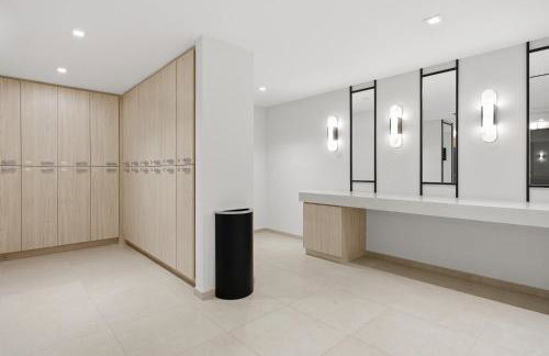 Upscale Downtown Condo Pool Gym & Skyline Views - Foto 76