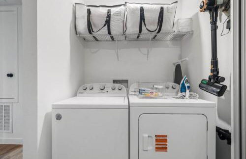 Colorful vibrant Oasis Sleeps 10, 10min to Disney - Photo 35