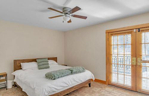 Charming Country 4BR Retreat with Riverfront Views cabin - Foto 14