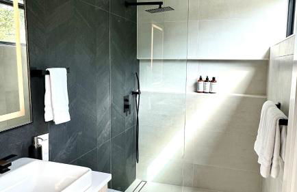 Modern Oasis w Pool Hot Tub Rooftop Deck Home Theater Mariposa Retreat by AvantStay - Foto 49