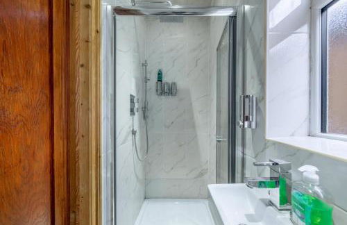 Lovely 5 Bed House in Barnet , home away from home - Foto 11