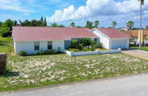 Large pool home and blocks away from the beach - Foto 53