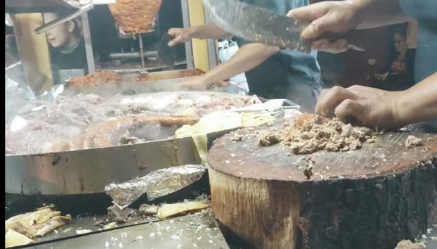 Visitando diferentes puestos de comida callejera