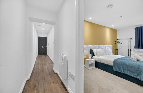 City Centre 2BR Apt with Balcony Access and Free Parking - Foto 30