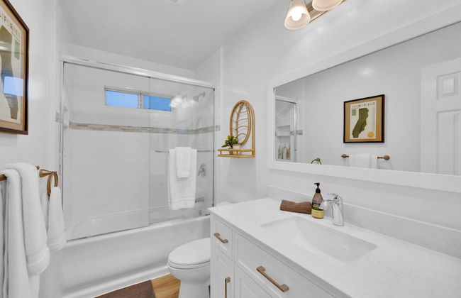 Designer Coastal Paradise w Pool - Steps to Beach - Foto 41