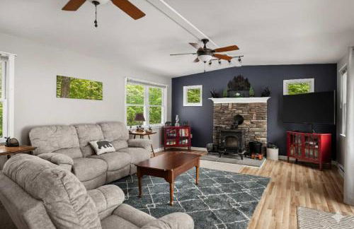 Dog-Friendly w Hot Tub, Fire Pit & River Access - Photo 2