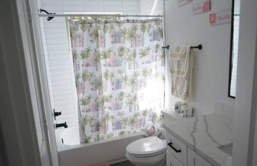 Tranquil Downtown Escape with Backyard - Photo 39