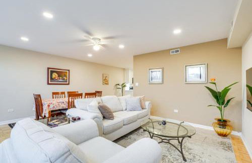 Steps to Shops and Eats Apt in Portage Park! - Foto 4