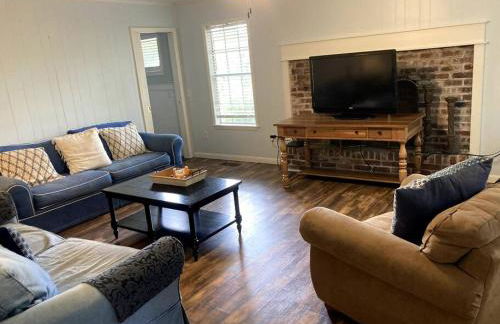 Tucked Away Newly Renovated 2 Bedroom/ 1 Bath Sleeps 8 - Photo 3