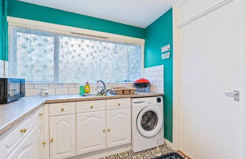 #99 Quirky and Stylish 3-Bedroom - Close to Drayton Manor Theme Park - Sleeps 6 - "Perfect for contractors and Families - Free parking" - Photo 39