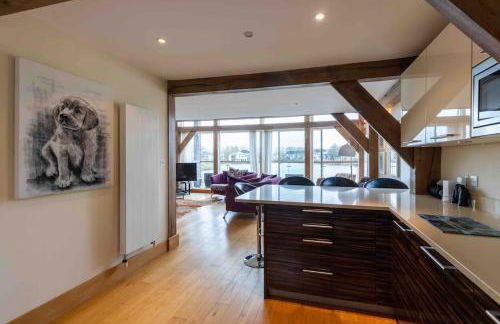 Lakeside Cotswolds Retreat with Private Hot Tub set on Lower Mill Estate - Photo 12