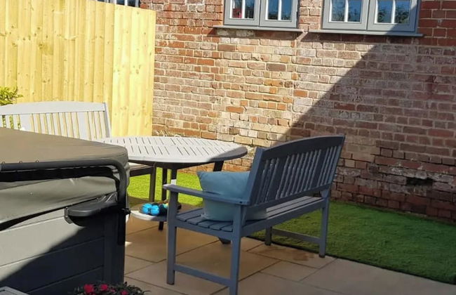 3 Bedroom Cottage - Hot Tub, Garden, Parking - Foto 28