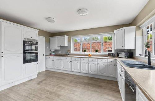 Modern 3 Bedroom Bungalow with Style & Comfort in Leicestershire - Photo 50