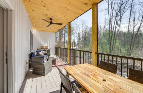 Walk to Beach and Sebago Lake Luxe Family Getaway! - Foto 28