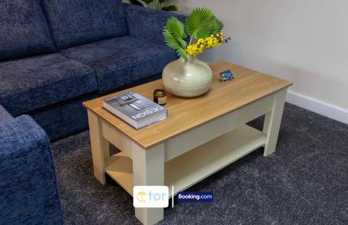 Large 2 Bedroom Apartment By The One Retreats Short Lets & Serviced Accommodation Horley Close To Gatwick Airport - Foto 9