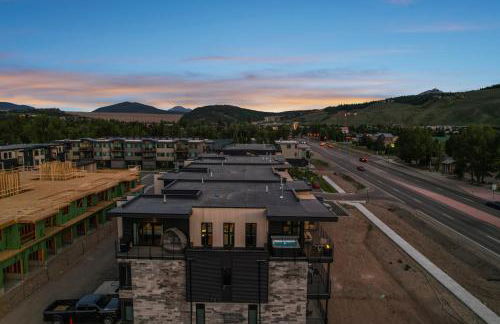 4-Season Modern Mountain Penthouse with Private Hot Tub & Scenic Views - Foto 24