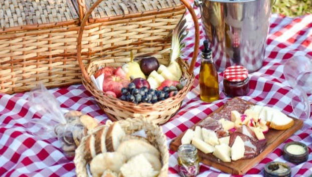 Uma deliciosa cesta de piquenique para recarregar as energias