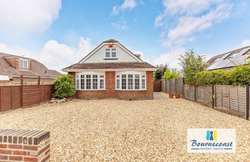 MUDEFORD ESCAPE by BOURNECOAST - A Chalet Bungalow with a Garden - Ideal for Family Getaways - HB9600 - Foto 28