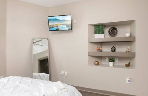 DT Charm Apt with Pool,Gym,Wine,WKSpace, Free Parking - Photo 31