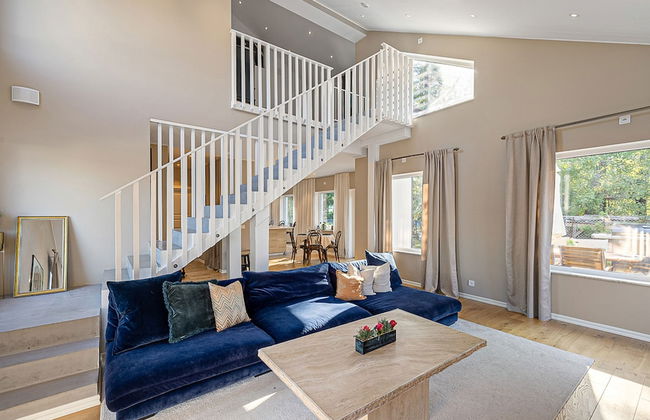 Modern Villa With Jacuzzi - Photo 11