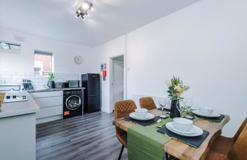 The Acacia Lodge - Beautiful & Modern 3-BR with FREE Parking - Perfect For Business or Work Stays by Parydise Properties - Foto 5