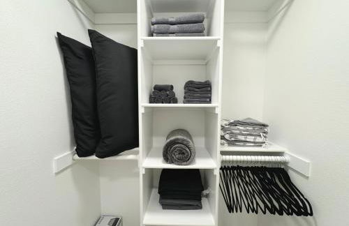 Modern 1BR Apartment with Pool, Hot Tub and Gym Access 10mins to Universal Studios - Foto 35