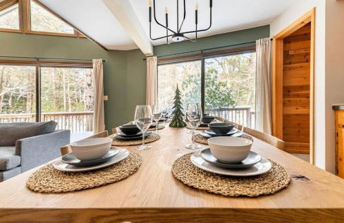 Luxe Lake Harmony Home, Game Room, Firepit, Deck - Foto 33