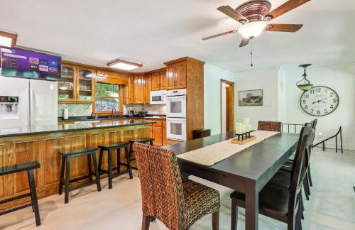 Secluded Lakefront Escape w Private Dock, 600ft Shoreline and Views, Sleeps 13 - Foto 4