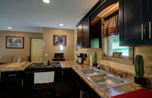 Dragon's Nest Cabin with Mountain Views - Foto 24