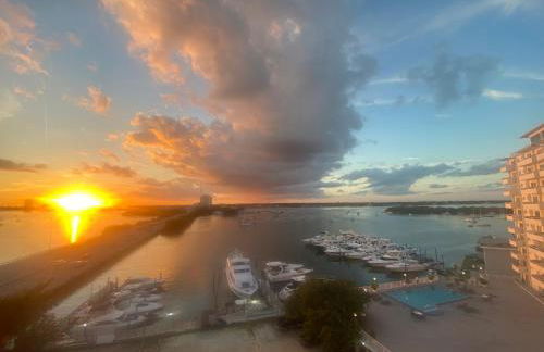 Panoramic luxurious waterfront one bedroom apartment with Miami skyline view Free parking 5min drive to Miami Beach - Foto 29