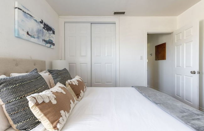 Charming Spacious Home - Modern Comforts, Prime Location - Photo 10