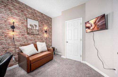 Cozy Industrial Kildaire Farms Home- near Downtown - Foto 19