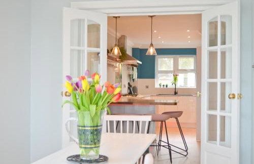 Princes Esplanade-Beachfront House with Balcony a stone throw from Gurnard Beach - Foto 3