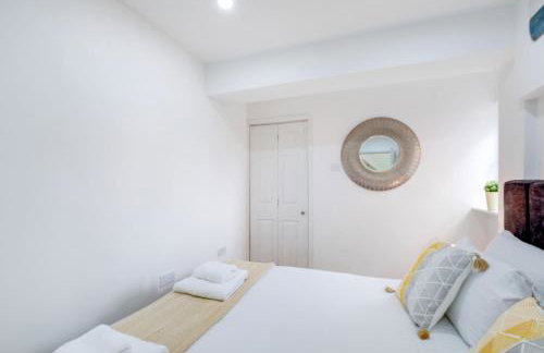 Luxury 5 BDR 2 BA House with Parking in Sandhurst By 360Stays - Photo 31