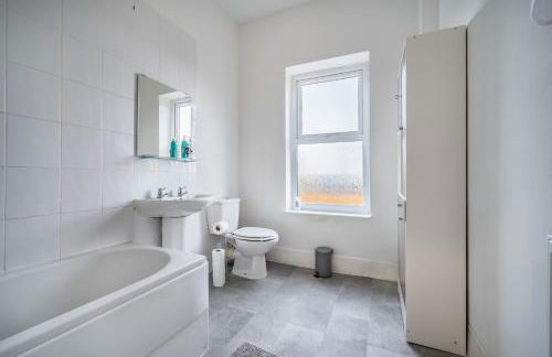 Modern Spacious 2 Bedroom House in Leigh, Free Parking - Foto 15