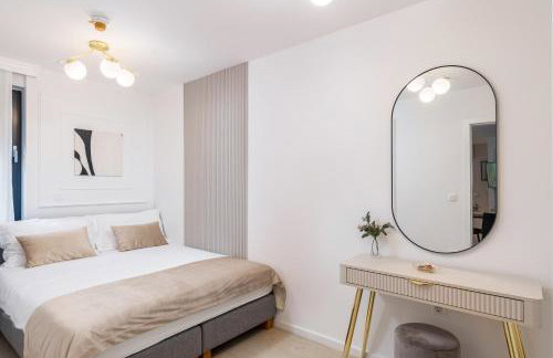 Apartment Central - 5 min with bus to Old Town, self check in 0-24h - Foto 6